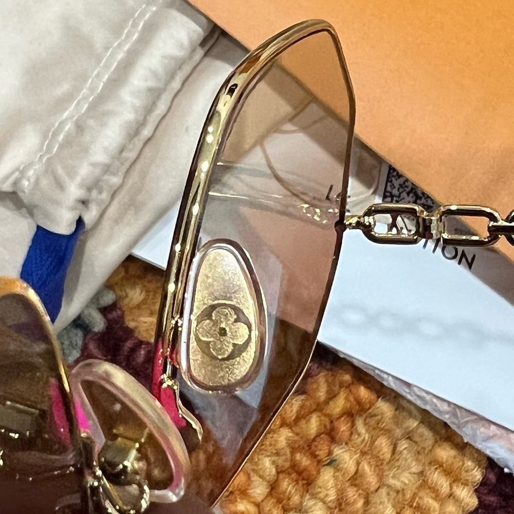 🎉Authentic Louis Vuitton: My LV Chain Round Sunglasses🎉Makes a Perfect Gift! - Picture 15 of 16